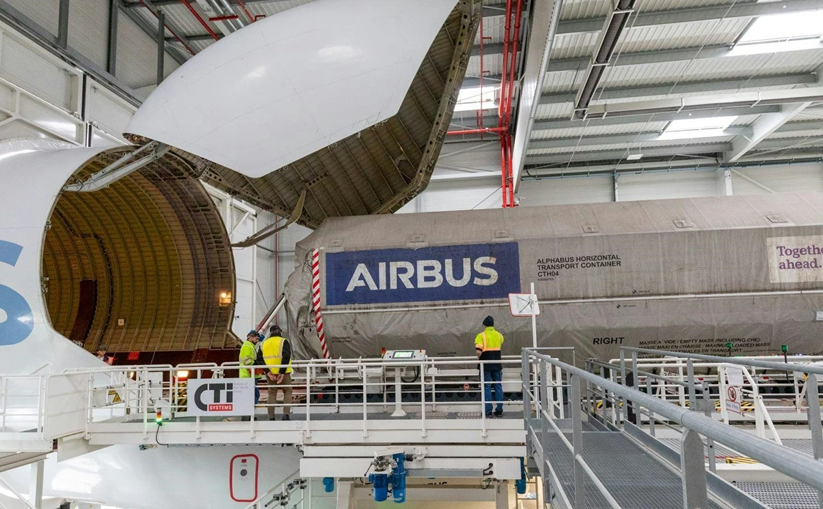 Carga del contenedor del satlite en el Beluga. Foto: Airbus